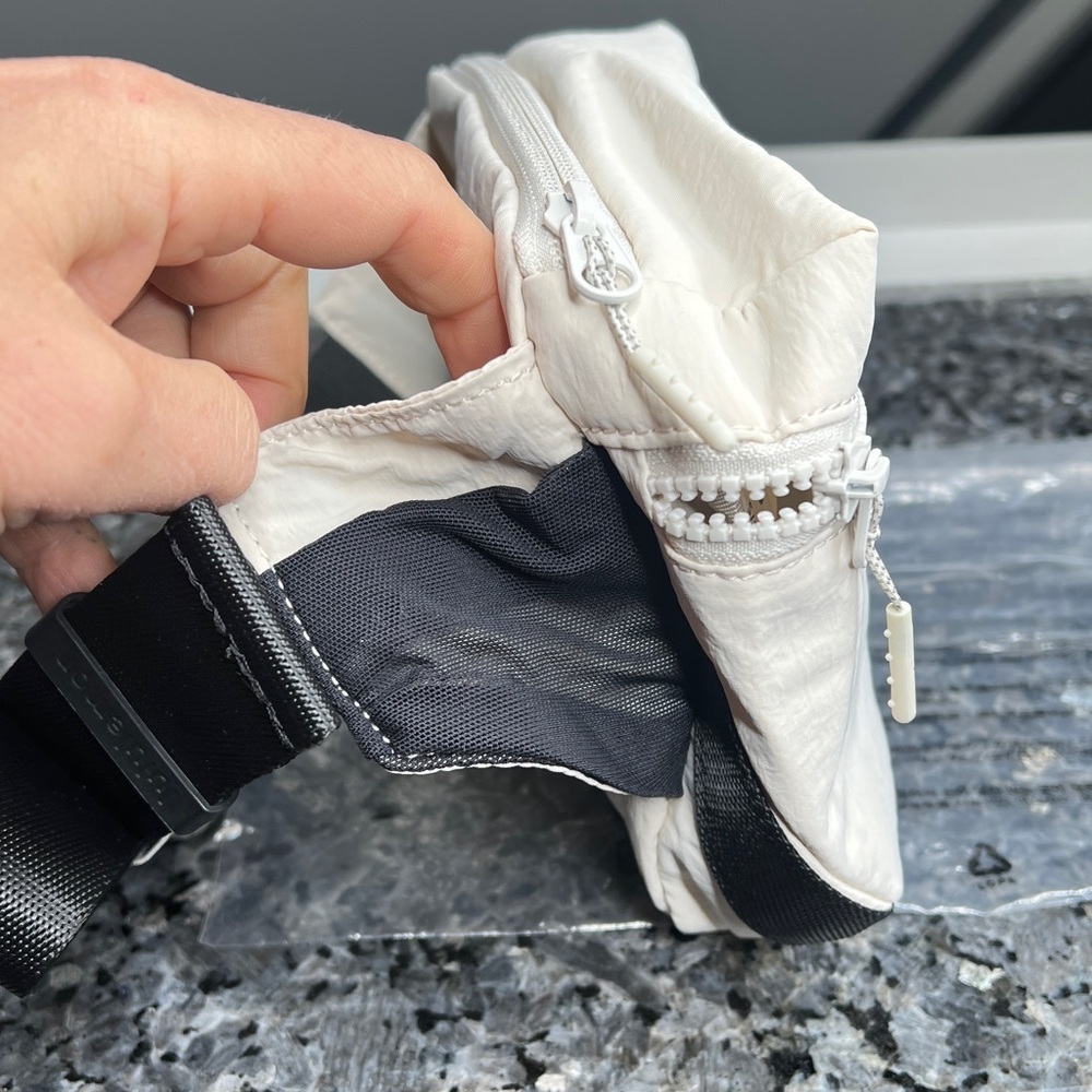 Lululemon Clean Lines Belt Bag White Opal with a 2L capacity - New with Tags - Picture 11 of 12